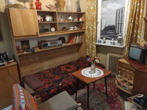 tapczan, półka, warunki życia